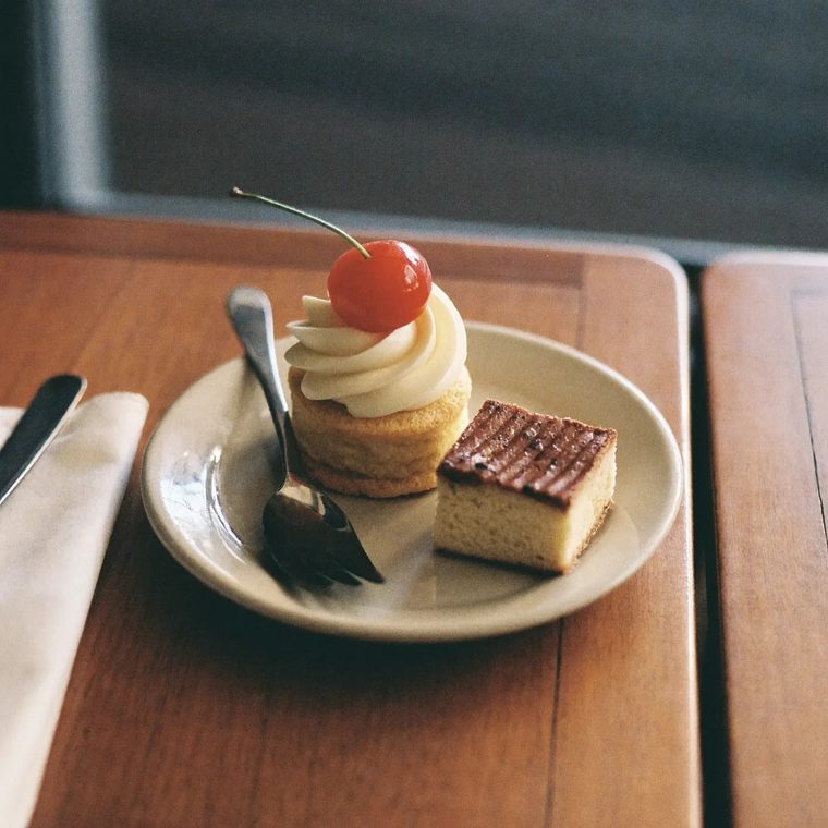 Flapjack and brownie on a plate